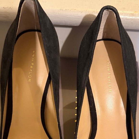 NIB Ann Taylor Mila Black Leather Suede Heels with Floral Detail - Picture 3 of 10